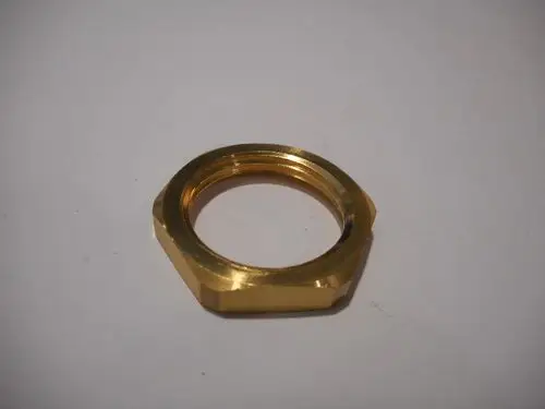 Runde, goldfarbene Kontermutter von Remeha, mit einer hexagonalen Form und einem Innengewinde. Sie liegt auf einer neutralen Oberfläche.